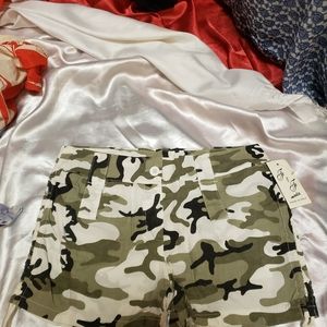 VINTAGE MODA ITALY- CAMO SHORT W/TIE SCRUNCH SIDES/2" INSEAM/S/NWT